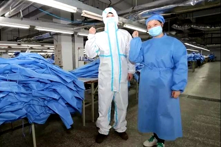 沈阳两家企业复工生产的首批防护服捐往襄阳