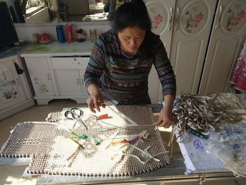 黑龙江泰来县&ldquo;扶贫车间&rdquo;居家编织忙复工 防疫增收两不松