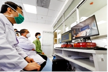 辽宁医疗队启用智能设备助力襄阳远程查房会诊