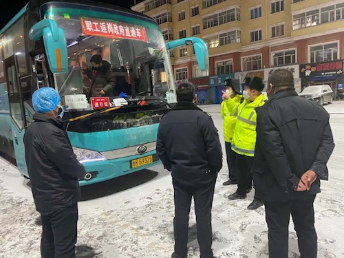 黑龙江汤原：返岗工交通遇阻  好交警一路护航
