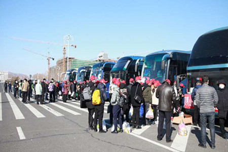 双鸭山：&ldquo;点对点&rdquo;专车让农民工&ldquo;下了车门进厂门&rdquo;