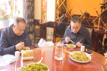 提振复工复产信心&mdash;&mdash;梅里斯区委书记吴昊、区长王景喜带头&ldquo;下馆子&rdquo;