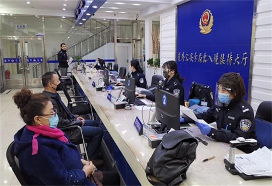 哈尔滨道外出入境接待大厅以优质服务助力复工复产