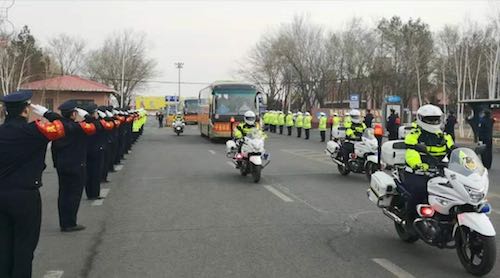 齐齐哈尔市公安局以最高礼遇护航援鄂白衣天使回家