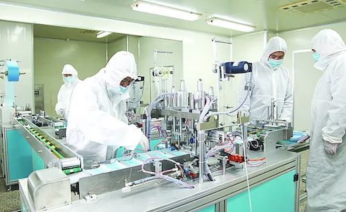 鹤岗市首条全自动医用口罩生产线投产