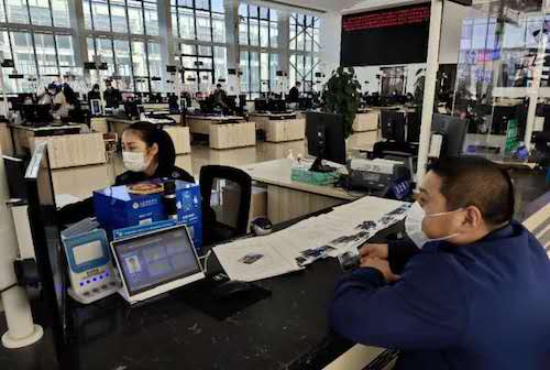 大庆市公安局交警支队车辆管理所 助力企业复工复产获赠锦旗