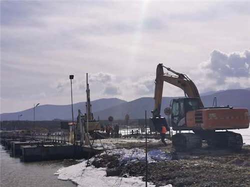 黑龙江饶河口岸中俄浮桥固冰通道冬季运输结束