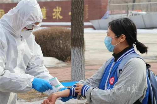 哈尔滨：举行中小学疫情应急处置演练