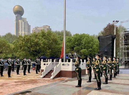 全国哀悼日|防空警报响彻武汉三镇 民众自发悼念逝者