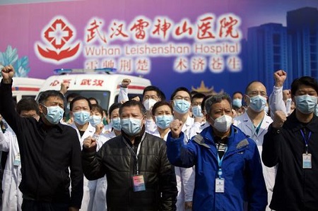 举国哀悼| 武汉雷神山医务人员静立默哀