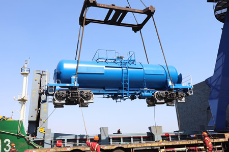 中车齐车公司出口韩国20辆浓硫酸罐车启程发运