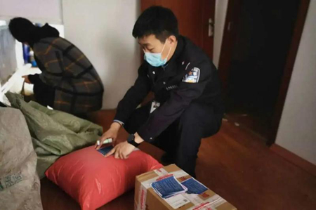 哈尔滨推出反电诈宣传新手法 给快递包裹&ldquo;加点料