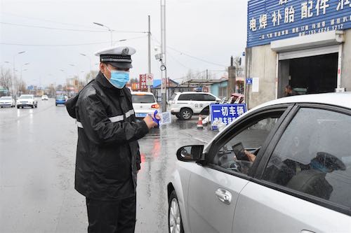 黑龙江省龙江县：防控疫情不懈怠 雨中坚守护平安