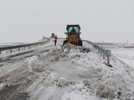 齐齐哈尔市交通运输部门全力迎风雪保畅通