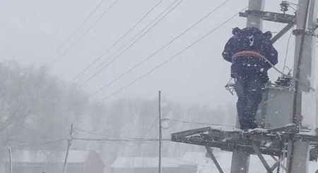 齐齐哈尔市碾子山区风雪供电人抢修暖人心