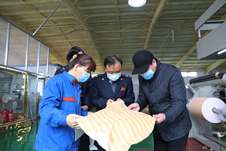 牡丹江税务干部进企业解难题全力助企复产