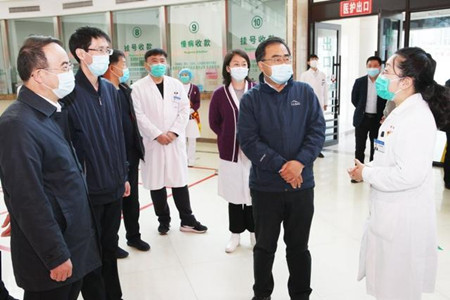 鹤岗：慰问节日期间坚守疫情防控一线的干部职工