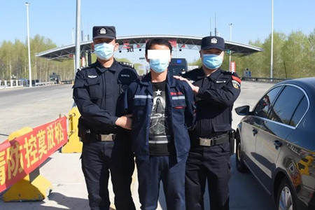 黑龙江青冈公安抓获潜逃18年部督命案逃犯