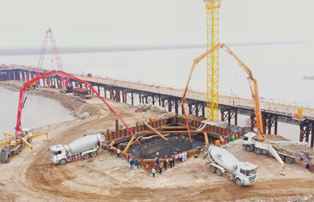 鹤大高速佳木斯过境段项目主墩承台混凝土浇筑完成