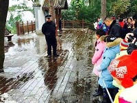 广西41年来首降雪 公园拉警戒线严防游客抢雪