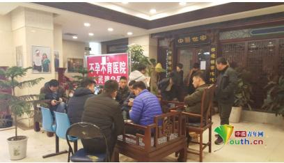 医院称遭公务员带黑社会占领 女员工被吓早产