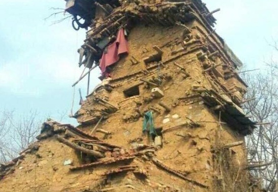 智障农民捡泥土石块建起七层小楼(图)