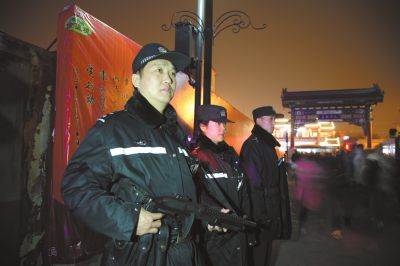 北京警方部署武装处突车组 警察持枪巡逻