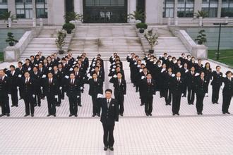 平安法院15名干警深入石灰窑村走访贫困户