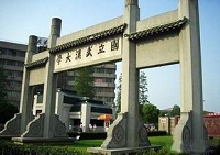 武汉大学一名老师两肾彻底坏死 跪着讲课