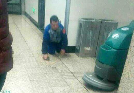 沈阳地铁保洁员跪地清污 网友抓拍热赞