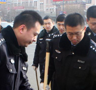 哈尔滨：道外民警身现清掏现场重温雷锋精神