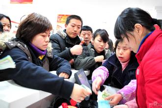 立交桥底限高4.5米 4.2米高货车却被卡