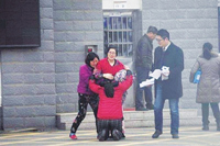 南京虐童案养母出狱：&ldquo;还想继续抚养孩子&rdquo;