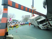 大货车司机明知车身超高仍冒险 致车身卡桥