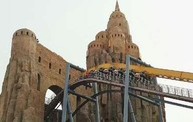 北京欢乐谷过山车&ldquo;急停&rdquo; 游客被困半