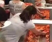 泰国&ldquo;游客抢虾&rdquo;餐厅称已改善 菜品不凉