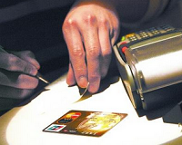 刷卡时别大意 当心有人玩猫腻