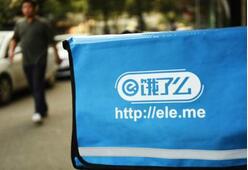 饿了么黑作坊生意不减：收完钱不洗手就揉面