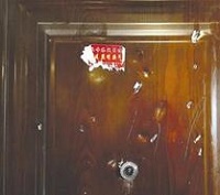 情侣给&ldquo;饿了么&rdquo;商户差评 遭人砍门毁锁