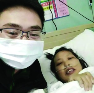 小伙筹30万割肝救母 因无法手术全部退还