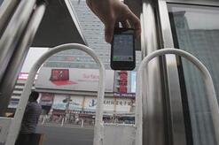 护栏伤人追访:国家无强制标准 厂家生产约定俗成