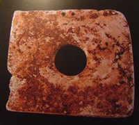 辽宁红山文化遗址出土整套带柄端饰石钺