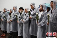 刘少奇女儿刘爱琴冒雨到南京烈士陵园祭扫(图)