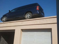 汽车上房顶：让你再乱停车