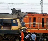 广西两火车车头相撞 2名司机被困