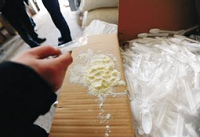 1.7万罐假奶粉加剧安全恐慌