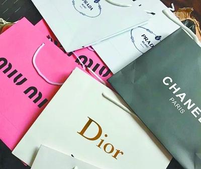 女子买不起奢侈品 竟网购大牌包装纸袋装门面 　　