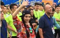 范冰冰领跑武汉马拉松 穿花衣似少女