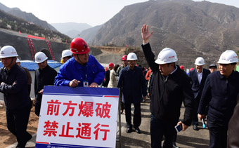 兴延高速爆破 工程启动