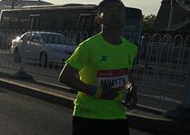 北京马拉松开跑 2.1万人参加